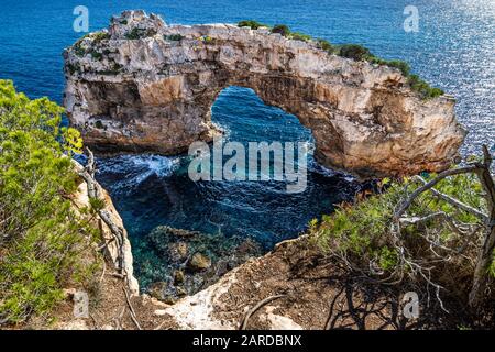 Es Pontàs, natürlicher Bogen an der Küste bei Cala Santanyí, Santanyí, Mallorca, Balearen, Spanien, Europa Stockfoto