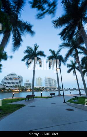 Wolkenkratzer der Stadt und Brickell Key in der Dämmerung in Downtown Miami, Miami, Florida, Vereinigte Staaten von Amerika, Nordamerika Stockfoto