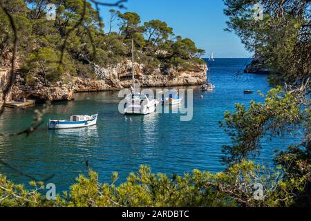 In der malerischen Bucht Cala Figuera, Santanyí, Mallorca, Balearen, Spanien und Europa sind Segelboote und Motorboote verankert Stockfoto
