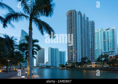 Wolkenkratzer der Stadt und Brickell Key in der Dämmerung in Downtown Miami, Miami, Florida, Vereinigte Staaten von Amerika, Nordamerika Stockfoto