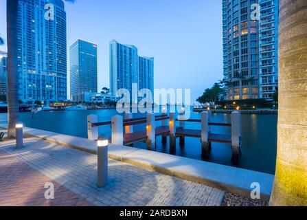 Wolkenkratzer der Stadt und Brickell Key in der Dämmerung in Downtown Miami, Miami, Florida, Vereinigte Staaten von Amerika, Nordamerika Stockfoto