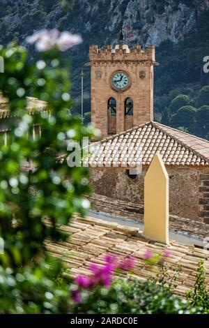 Kirchturm der Kirche Esglèsia de Nostra Senyora dels Àngels (Unsere Liebe Frau der Engel) aus dem 13. Jahrhundert auf Pollença, Mallorca, Balearen, Spanien Stockfoto