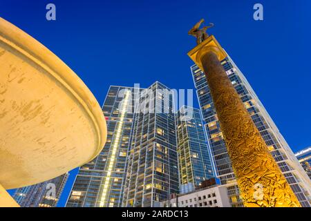 Wolkenkratzer und Denkmal an der Brickell Avenue in der Dämmerung in der Innenstadt von Miami, Miami, Florida, Vereinigte Staaten von Amerika, Nordamerika Stockfoto
