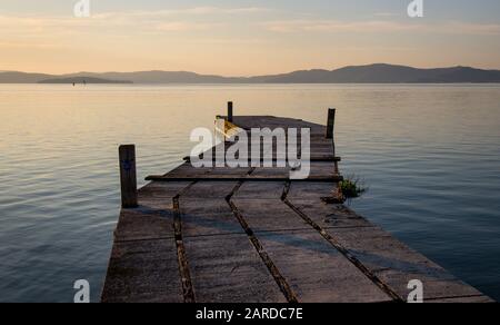 Betonpier am Trasimeno-See, Umbrien im Morgengrauen. Stockfoto