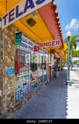 Geschäfte und Geschäfte in der 8th Street in Little Havanna, Miami, Florida, Vereinigte Staaten von Amerika, Nordamerika Stockfoto