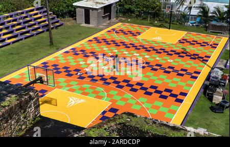 Basketballplatz mit Begabung der Carmelo Anthony Foundation in Old San Juan, Puerto Rico, am Strand. Stockfoto