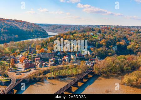 Farbenfroher Blick auf den Harpers Ferry National Park von Maryland Heights im Herbst.West Virginia.USA Stockfoto