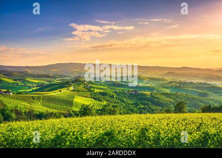 Die Weinberge der Langhe Sonnenuntergang Panorama, Grinzane Cavour, UNESCO-Welterbe, Piemont, Norditalien Europa. Stockfoto