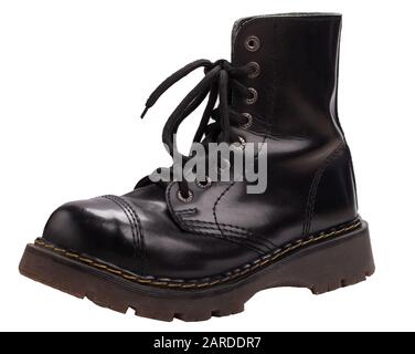 Schwarzer Lederschuh Mit Schnürsenkeln. Hohe Damenschuhe, gebrauchte Schuhe. Stockfoto