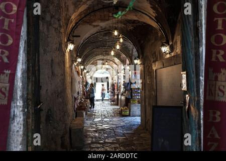 Montenegro, 16. September 2018: Ein Torbogen mit Basar in Der Altstadt von Kotor Stockfoto