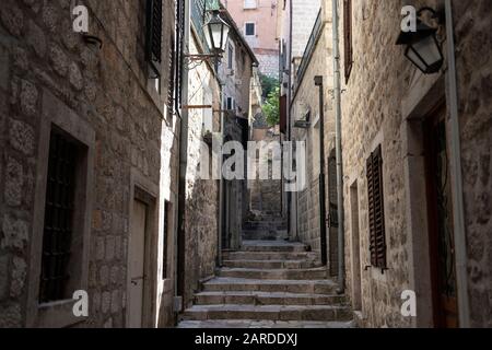 Montenegro - Blick auf einer typischen schmalen Straße mit Kopfsteinpflaster Altstadt von Kotor Stockfoto