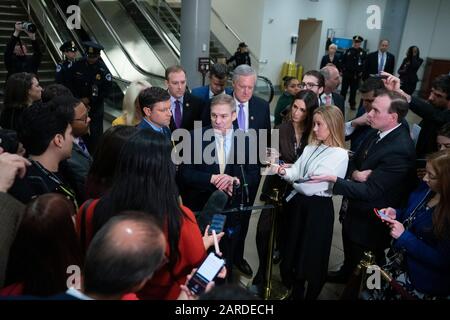 Vertreter der Vereinigten Staaten Jim Jordan (Republikaner von Ohio), der sich dem Vertreter der Vereinigten Staaten Mark Meadows (Republikaner von North Carolina), dem Vertreter der Vereinigten Staaten Mike Johnson (Republikaner von Louisiana), dem Vertreter der Vereinigten Staaten Lee Zeldin (Republikaner von New York), angeschlossen hat, Und der Vertreter der Vereinigten Staaten John Ratcliffe (Republikaner von Texas) spricht mit Mitgliedern der Medien in der Senate Subway während einer Pause im Amtsenthebungsverfahren gegen US-Präsident Donald J. Trump im United States Capitol in Washington, DC, USA, am Montag, 27. Januar 2020. Kredit: Stefani Reynolds/CNP Stockfoto