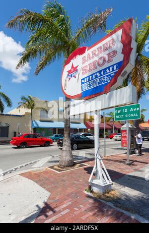 Barber Shop und Schilder auf der 8th Street in Little Havanna, Miami, Florida, Vereinigte Staaten von Amerika, Nordamerika Stockfoto