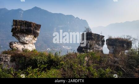 Drei Schluchten Tribe Scenic Spot entlang des Jangtsekiang. Diese befindet sich hier im Teil des Naturparks Drei Schluchten. Es ist die 5A für Reisen in C Stockfoto