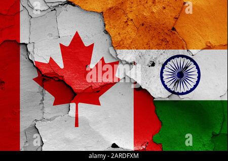 Flaggen von Kanada und Indien auf gerissene Wand gemalt Stockfoto