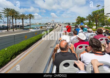 Blick auf den MacArthurs Causeway vom offenen Oberbus, South Beach, Miami, Florida, Vereinigte Staaten von Amerika, Nordamerika Stockfoto
