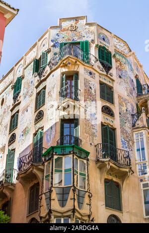 Palma DE MALLORCA, BALEAREN, SPANIEN - 25. Mai 2016: Beeindruckender Jugendstil Can Forteza-Rey Gebäude façade Details im historischen Altstadtzentren Stockfoto