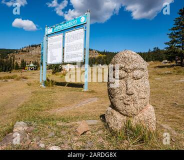 Steinskulptur am Eingang zum Manzushir Khiid oder zum Kloster Manjusri, Bodg Khan Mountains, der Mongolei Stockfoto