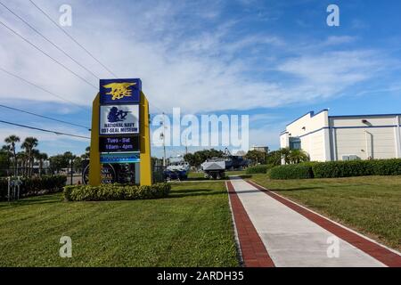 Ft. Pierce, FL/USA-1/27/20: Das Schild vor dem Gebäude des Navy SEAL Museum in Ft. Pierce, Florida. Wo Besucher alles über das Meer der Marine erfahren können Stockfoto