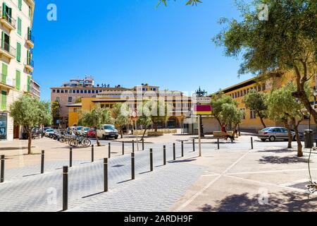 Plaza de L'Olivar und ein Lebensmittelmarktgebäude in Palma de Mallorca, Spanien. Reiseziel Urlaubskonzept. Stockfoto