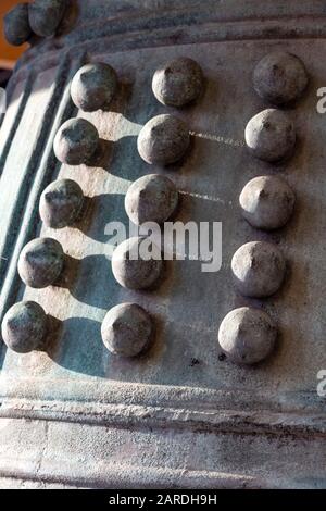 Dekorierte Glocke, Higashi-Honganji-Tempel, Kyptp, Japan Stockfoto