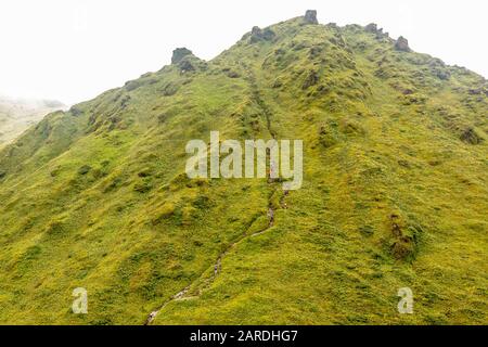 Mount Pelee grüner Vulkan Hügel mit Wanderweg voller Touristen, Martinique, französisches Übersee-Departement Stockfoto