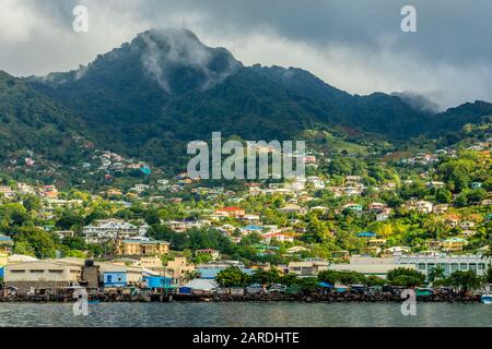 Blick auf die Küste mit vielen Wohnhäusern auf dem Hügel, Kingstown, Saint Vincent und die Grenadinen Stockfoto