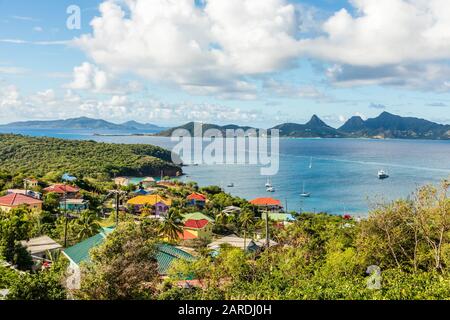 Wohnhäuser an der Bucht, Inselpanorama von Mayreau mit Insel Union im Hintergrund, St. Vincent und die Grenadinen Stockfoto