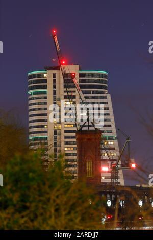 Bridgewater Place Wolkenkratzer in Leeds hinter einem der Türme von Tower Works. Stockfoto