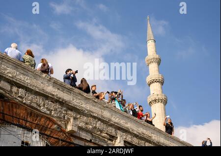 Touristen in der Suleiman- oder Süleymaniye-Moschee, Istanbul, Türkei Stockfoto