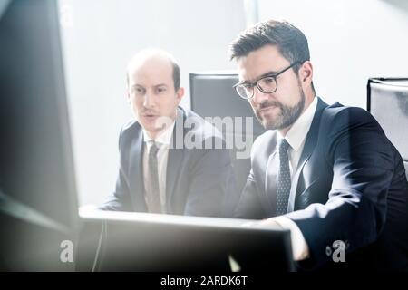 Business Team Analyse von Daten bei geschäftlichen Treffen in modernen Corporate Office. Stockfoto