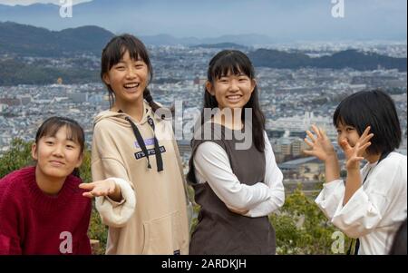 Japanische Teenager posieren für Fotos, Arashiyama, Kyoto, Japan Stockfoto