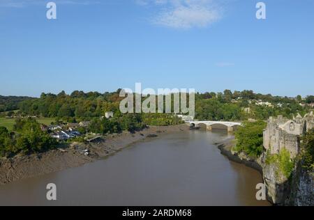 Blick auf den schlammigen Fluss Wye von Chepstow Castle Blick flussabwärts Richtung Chepstow Brücke, mit England auf dem anderen Ufer. Wales, Großbritannien Stockfoto