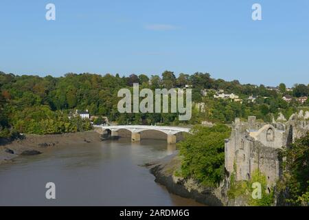 Blick auf den schlammigen Fluss Wye von Chepstow Castle Blick flussabwärts Richtung Chepstow Brücke, mit England auf dem anderen Ufer. Wales, Großbritannien Stockfoto