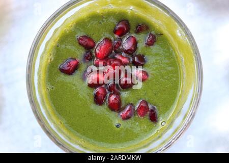 Wunderschöner kale und Granatapfel Weihnachtsfrühstück Smoothie von oben gesehen Stockfoto