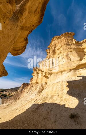 Las Gredas de Bolnuevo, auch Ciudad Encantada genannt, sind stark erodierte Sandsteinformationen am Strand von Bolnuevo, Murcia, Spanien. Hoch Stockfoto