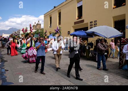 Band, die den Weg von der Kirche führt, Teil Der Traditionellen Hochzeits-Parade (Calenda de Bodas) auf den Straßen von Oaxaca. Stockfoto