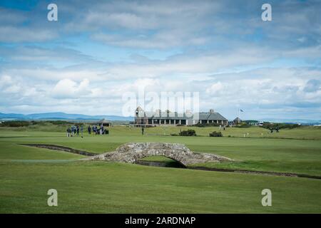 ST Andrews, Großbritannien - 20. Juni 2019: Entfernte Golfer auf dem Grün jenseits der berühmten Swilcan Bridge am 18. Loch des Alten Kurses, wo Th Stockfoto