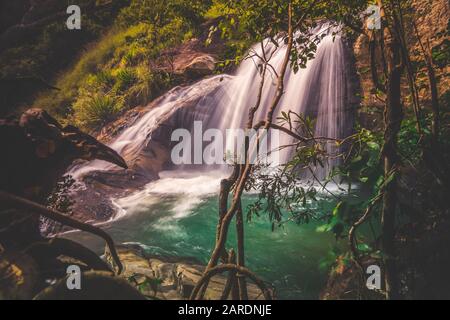 Wunderschöner, ruhiger Dschungelwasserfall, Diyaluma Falls, Sri Lanka Stockfoto