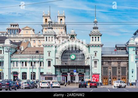 Moskau, Russland - 01. Juni 2019: Blick auf den Platz am weißrussischen Bahnterminal. Stockfoto