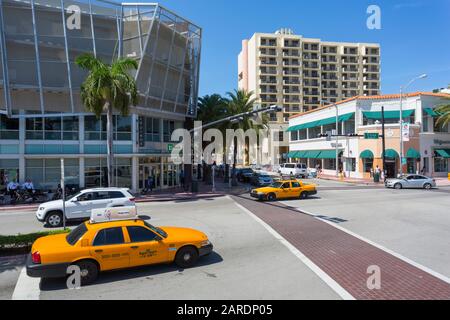 Blick auf gelbe Taxis in der 5th Street in South Beach, Miami, Florida, Vereinigte Staaten von Amerika, Nordamerika Stockfoto