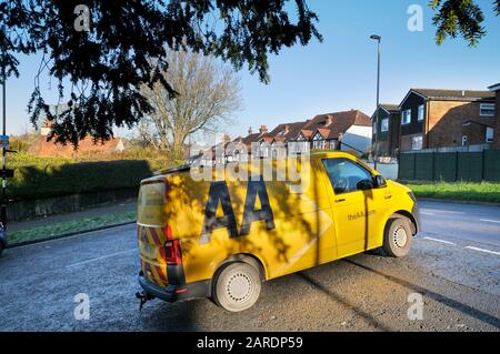 AA-Lieferwagen in einer Vorortstraße, England, Großbritannien Stockfoto