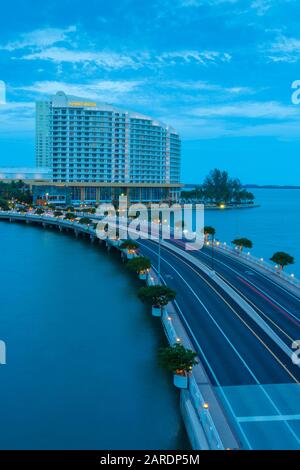 Brücke, die in der Dämmerung nach Brickell Key führt, Downtown Miami, Miami, Florida, Vereinigte Staaten von Amerika, Nordamerika Stockfoto