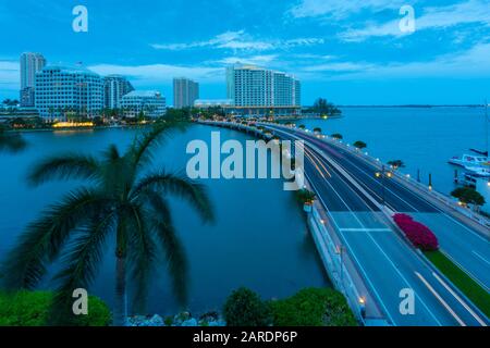 Brücke, die in der Dämmerung nach Brickell Key führt, Downtown Miami, Miami, Florida, Vereinigte Staaten von Amerika, Nordamerika Stockfoto