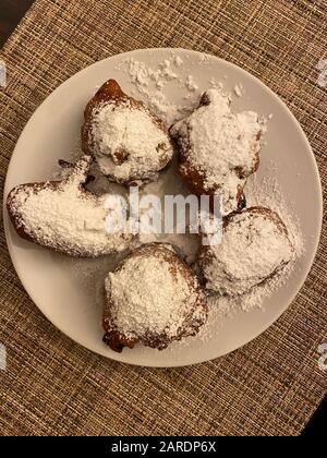 Nahaufnahme der Platte aus Oliebstollen mit Puderzuckerpulver für eine Silvesterfeier in den Niederlanden Stockfoto