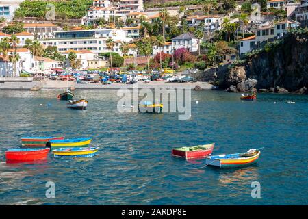 Bunte Fischerboote im kleinen Hafen von Camara De Lobos, Madeira, Portugal Stockfoto