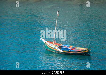 Bunte Fischerboote im kleinen Hafen von Camara De Lobos, Madeira, Portugal Stockfoto