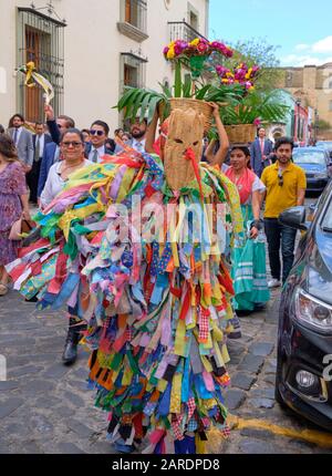 Mann, der als leilicher Teil der traditionellen Parade auf den Straßen von Oaxaca gekleidet war. Stockfoto