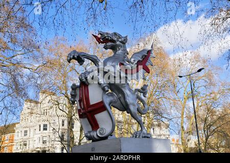 Drachenstatue auf dem Victoria-Embankment markiert die Grenze zwischen der City of London und der City of Westminster. London, England, Großbritannien Stockfoto