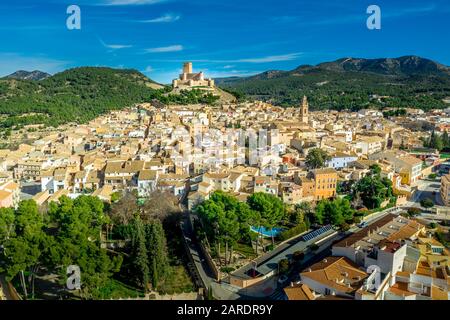 Luftbild der Burg Biar in der Provinz Valencia Spanien mit Donjon über der Stadt und konzentrischen Wänden, die mit halbrunden Türmen verstärkt wurden Stockfoto